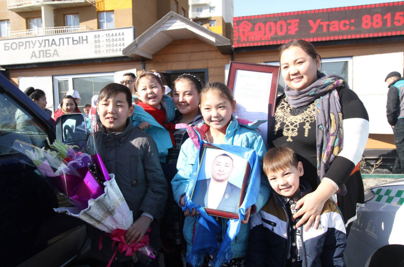 Таксины жолооч “Мундаг аавын” гэр бүлийхэн байрны батламжаа хүлээн авлаа